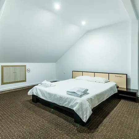 招待所 Casa Dinii